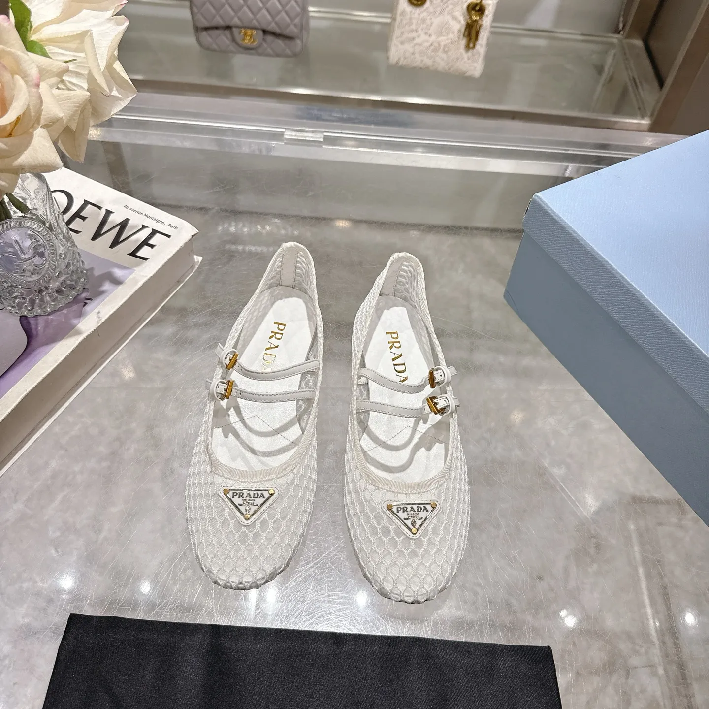 👟👟Ex-factory price 440👟👟 🔥🔥✨Prada/Prada 2024ss spring and summer new products are now available🌟 Mary Jane flat ballet shoes Soft and comfortable, recommended by major bloggers in Little Red Book, proper college style ➕Commuting 1-1 development Round-head golden triangle button Fabric: patent leather, sheepskin, silk fabric Sheepskin lining code number: 35 to 40 (41 is custom-made and cannot be returned or exchanged)